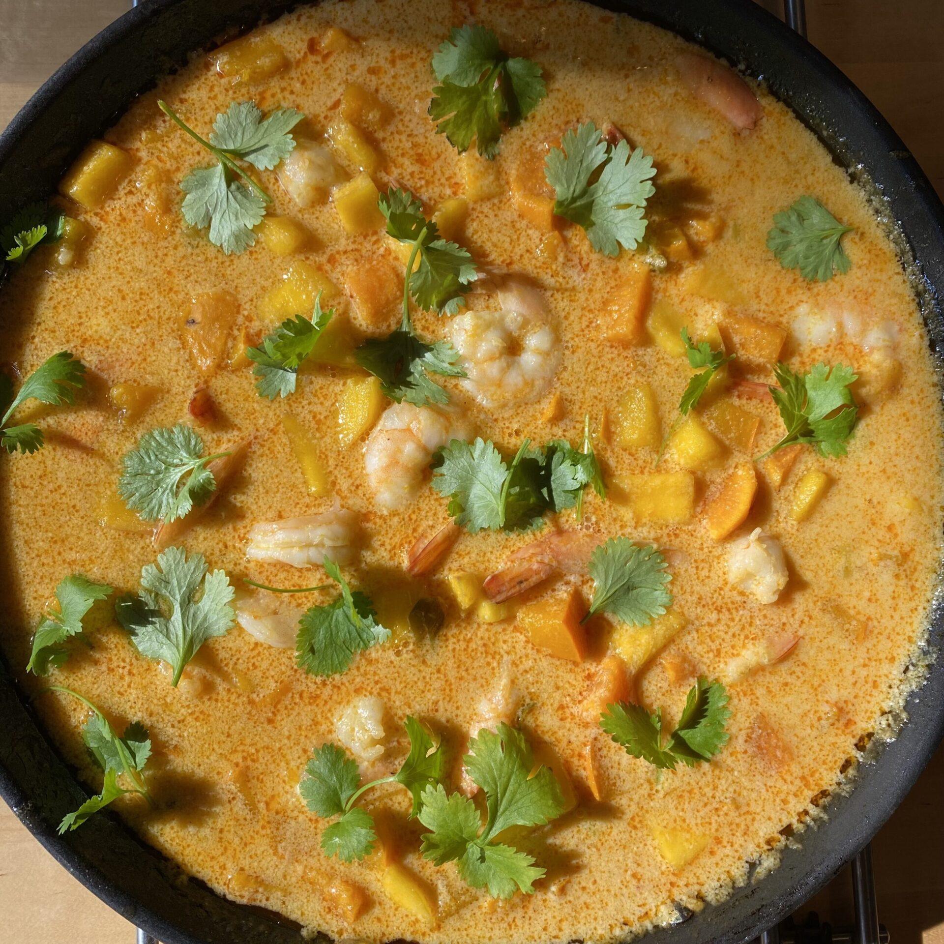 słoneczne curry z krewetkami, dynią, batatami i mango